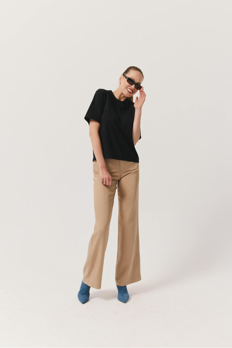 T-shirt basic o pudełkowym kroju czarny