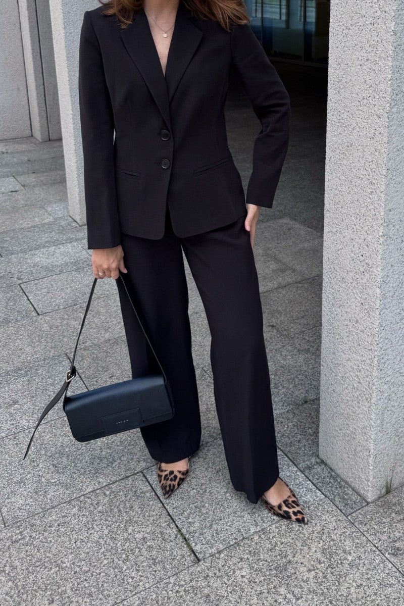 Taliowana marynarka na dwa guziki zgaszony czarna