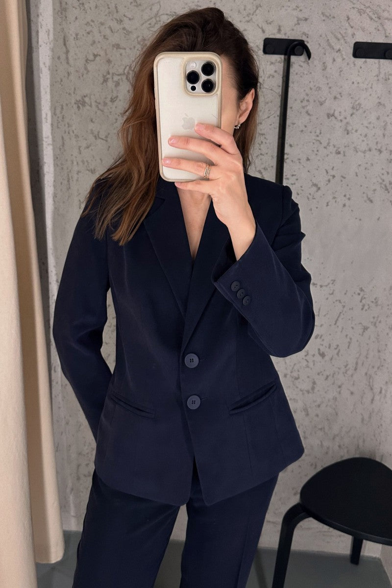 Taliowana marynarka na dwa guziki granatowa