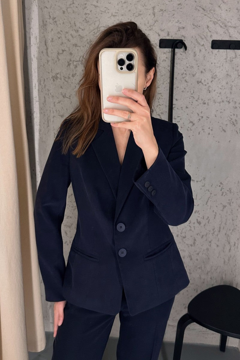 Taliowana marynarka na dwa guziki granatowa