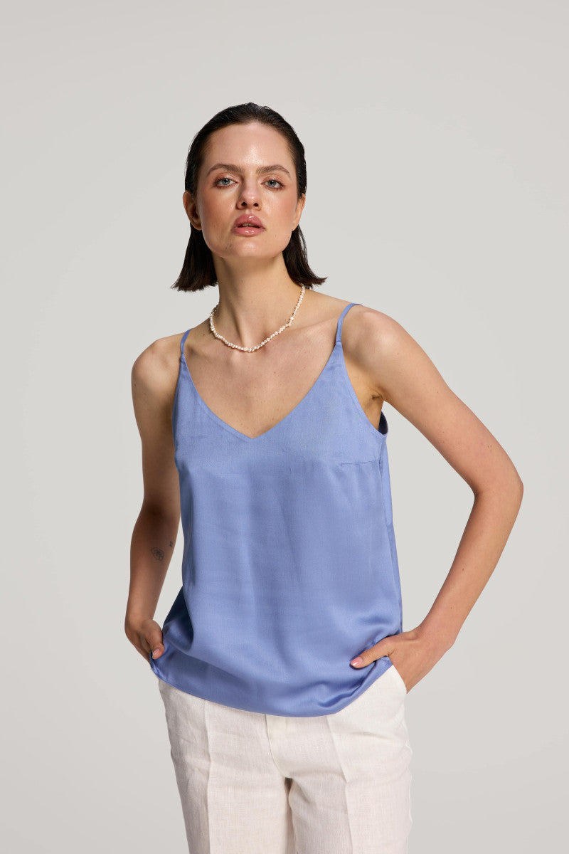 Top na ramiączkach z wiskozy satynowej niebieski