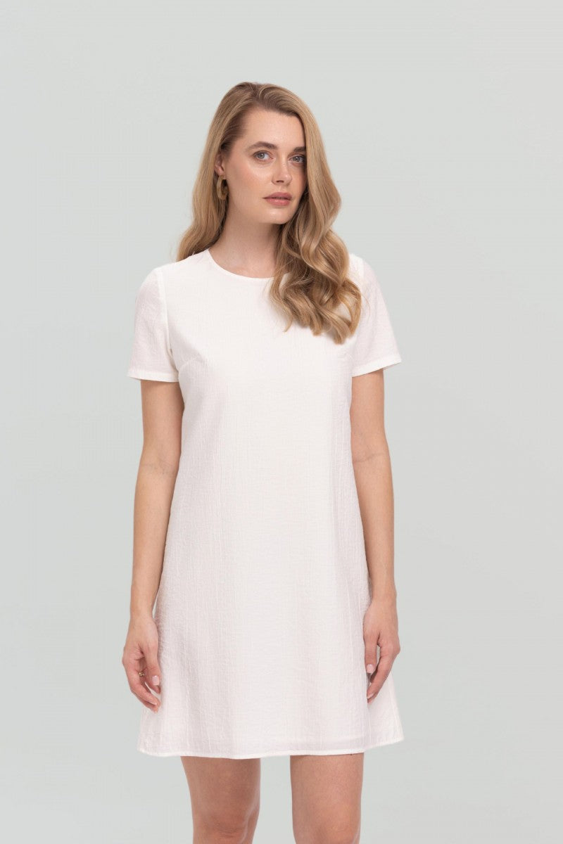 Trapezowa sukienka z kreszowanej wiskozy biała