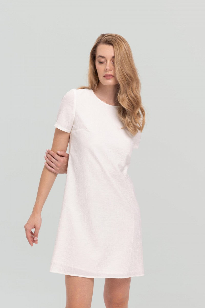 Trapezowa sukienka z kreszowanej wiskozy biała