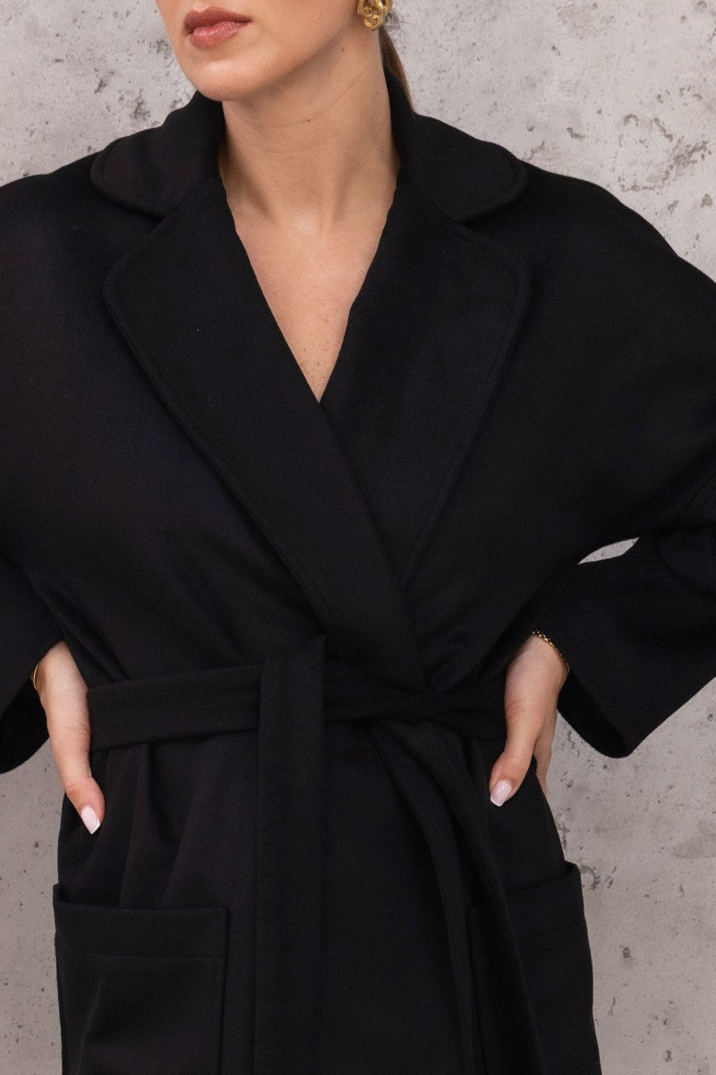 Wełniany płaszcz szlafrokowy z zaokrąglonym kołnierzem czarny